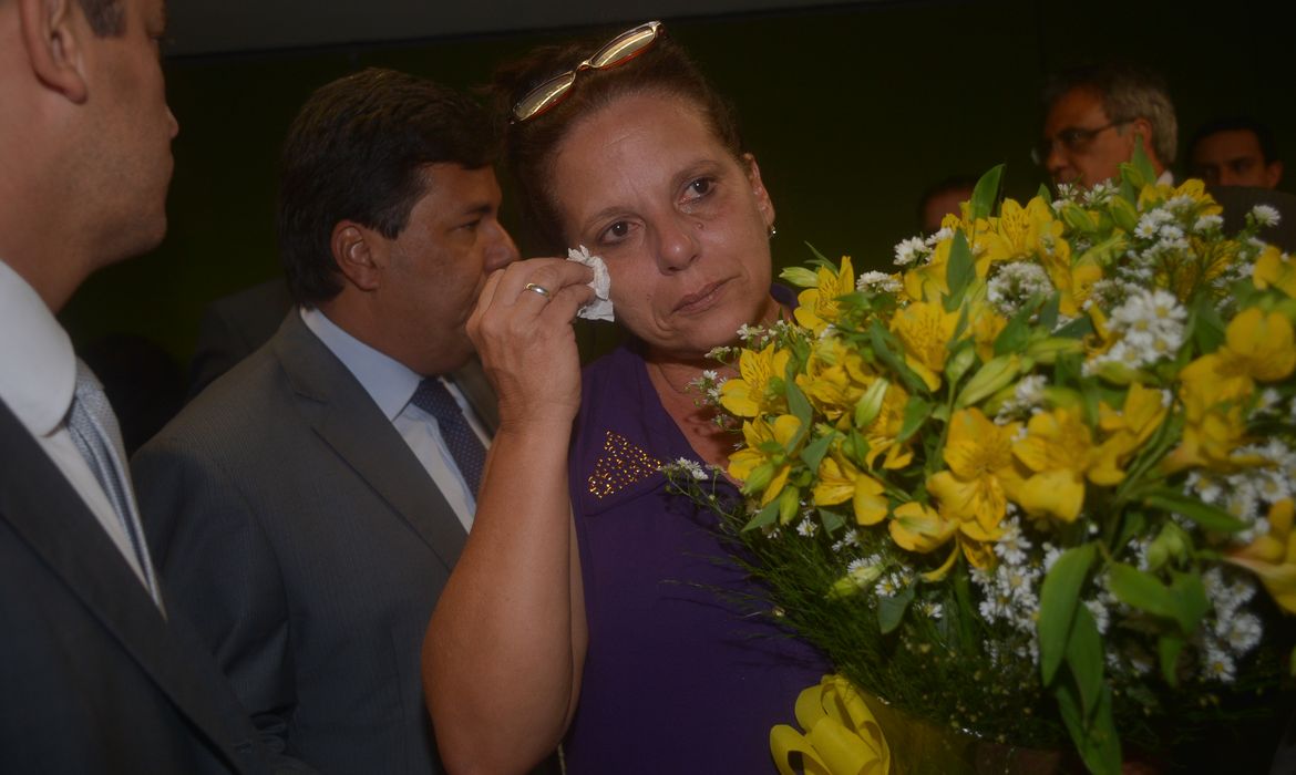 Brasília - A médica cubana Ramona Matos Rodriguez ao lado do deputado Ronaldo Caiado, fala à imprensa sobre seu pedido de asilo político, no Salão Verde da Câmara (José Cruz/Agência Brasil)