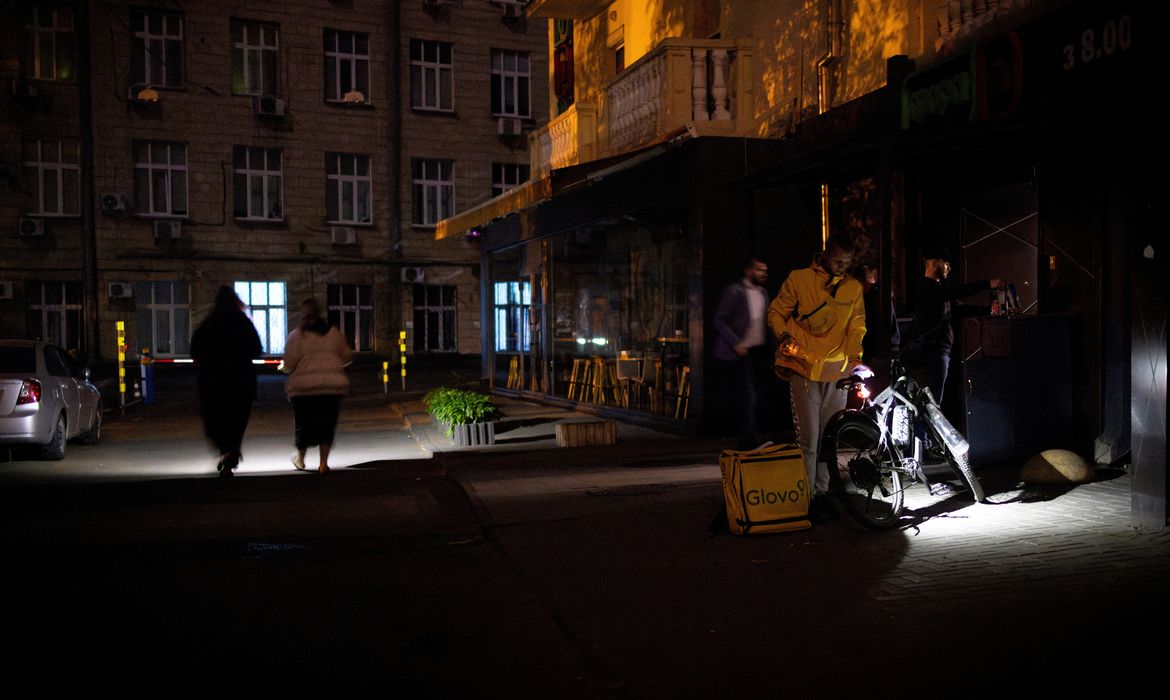 Pessoas usam tochas em Kiev, na Ucrânia, durante apagão parcial
16/05/2024
REUTERS/Thomas Peter