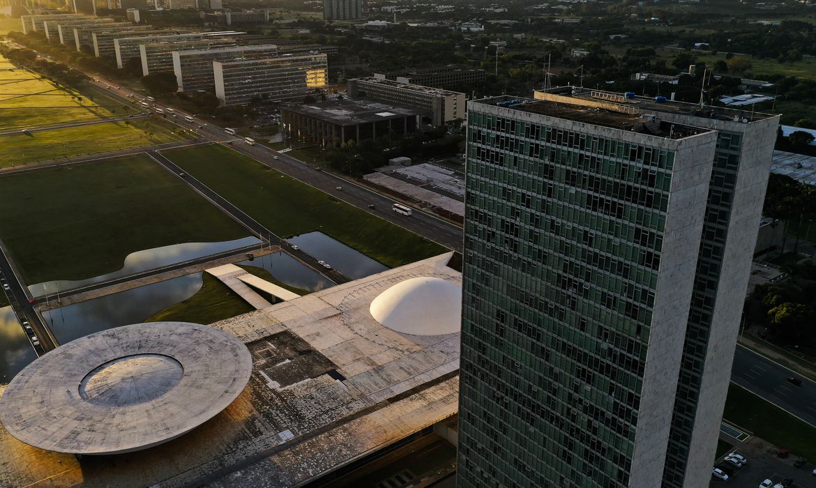 Vista aérea da Esplanada dos Ministérios em Brasília, localizada no Eixo Monumental, via que corta o Plano Piloto no sentido leste-oeste