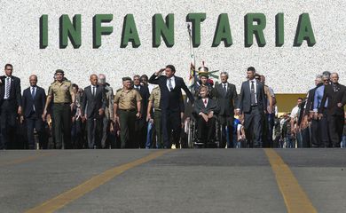O presidente Jair Bolsonaro participa da cerimônia comemorativa dos 196 anos de criação do Batalhão do Imperador e dos 59 anos de sua transferência para o Distrito Federal.