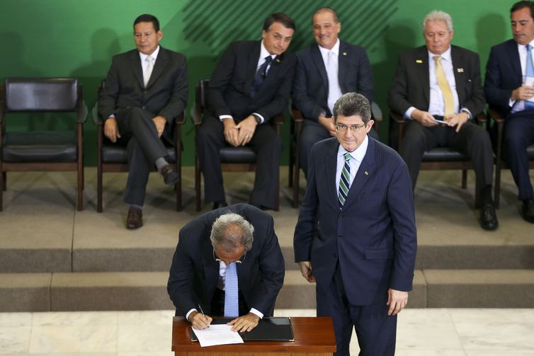 O ministro da Economia Paulo Guedes, assina termo de posse do presidente do BNDES, Joaquim Levy, durante cerimônia de posse aos presidentes dos bancos públicos.  