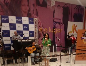 Cantora Márcia Tauil e o instrumentista Matheus Donato, no Shopping JK