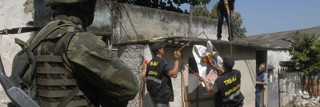 Rio de Janeiro - Fuzileiros Navais fazem a segurança dos fiscais e juízes na operação do TRE-RJ no morro do Timbau, comunidade do Complexo da Maré, zona norte do Rio