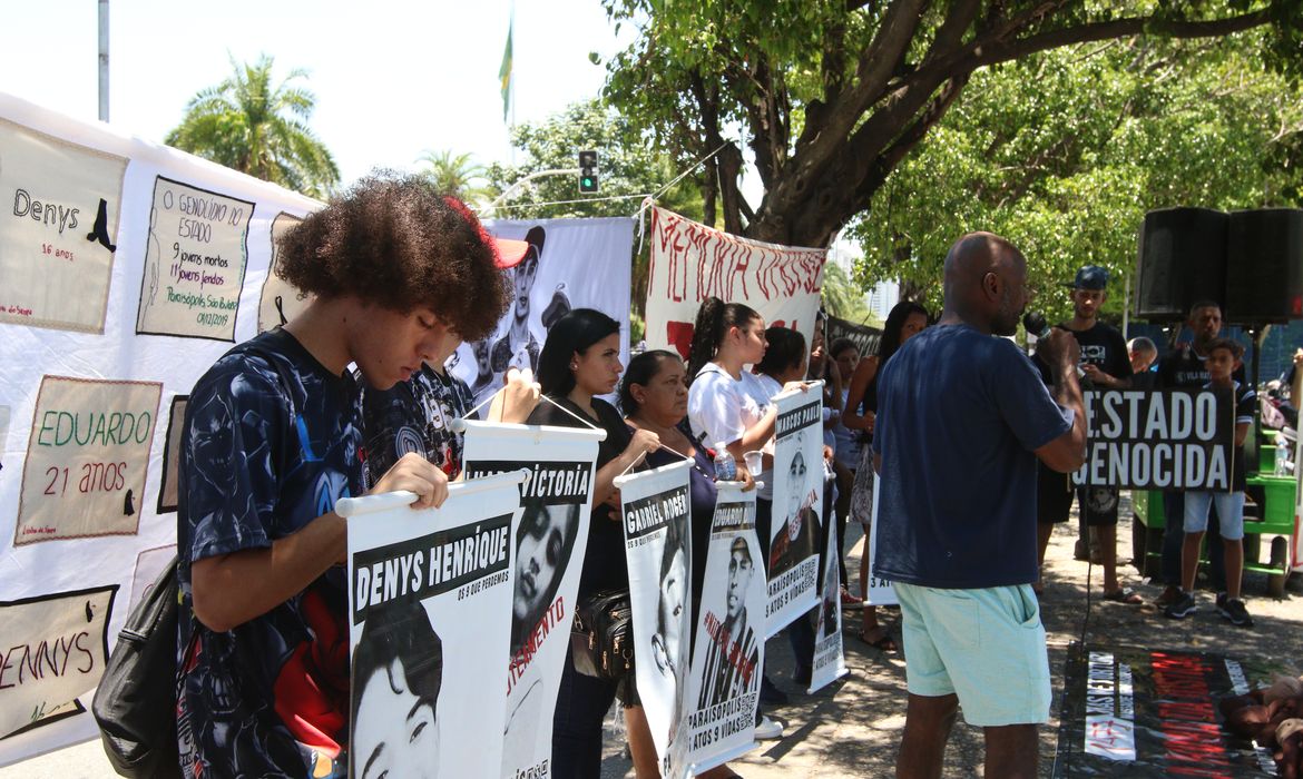 São Paulo (SP), 18/12/2023 - Manifestação dos famíliares dos nove jovens vítimas do Massacre de Paraisópolis em frente ao Fórum Criminal da Barra Funda. Foto: Rovena Rosa/Agência Brasil