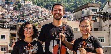 Jovens músicos da Escola de Música da Rocinha