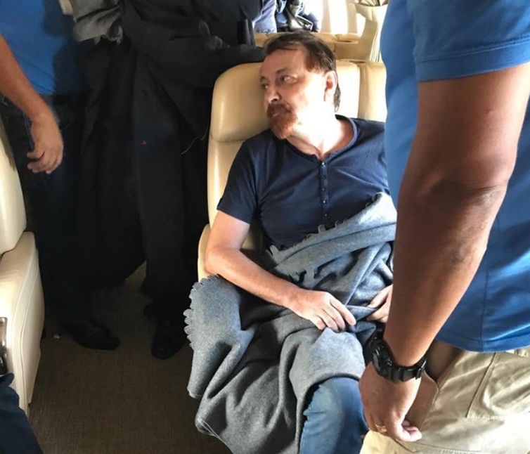 O italiano Cesare Battisti dentro do avião que decolou da Bolívia com destino à Itália