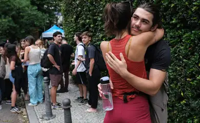 Rio de Janeiro (RJ), 09/11/2025 – O estudante Francisco Kanawati e sua mãe, a professora de geografia Luciana Kanawati, ao chegar para o primeiro dia de provas do Exame Nacional do Ensino Médio (Enem), na Universidade Santa Úrsula, em Botafogo. Foto: Fernando Frazão/Agência Brasil