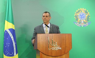 O porta-voz da Presidência da República, Otávio do Rêgo Barros, fala à imprensa, no Palácio do Planalto.