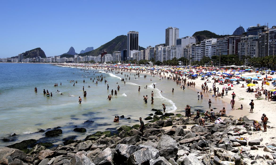  Cariocas e turistas aproveitam o último dia do ano para curtirem a praia de Copacabana, zona sul da cidade. 