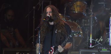 O guitarrista Andreas Kisser anima o público no Festival Brasil Guitarras exibido pela TV Brasil