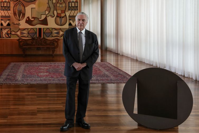 O presidente da República, Michel Temer recebe doações de obras de arte da série “Corte e Dobra”, pelo Instituto Amilcar de Castro, no Palácio da Alvorada.