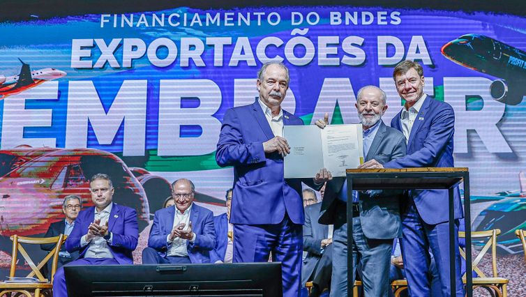 São José dos Campos (SP), 19.07.2024 - Presidente do BNDES, Aloizio Mercadante; Presidente da República, Luiz Inácio Lula da Silva e o CEO da Embraer, Francisco Gomes Neto, durante cerimônia de anúncio de financiamento do BNDES às exportações da Embraer, no Hangar F-300, da fábrica da Embraer. Foto: Ricardo Stuckert/PR