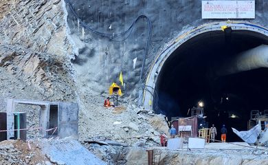 Vista de entrada de túnel em que trabalhadores indianos estão presos, em Uttarakhand, Índia
21/11/2023
REUTERS/Saurabh Sharma