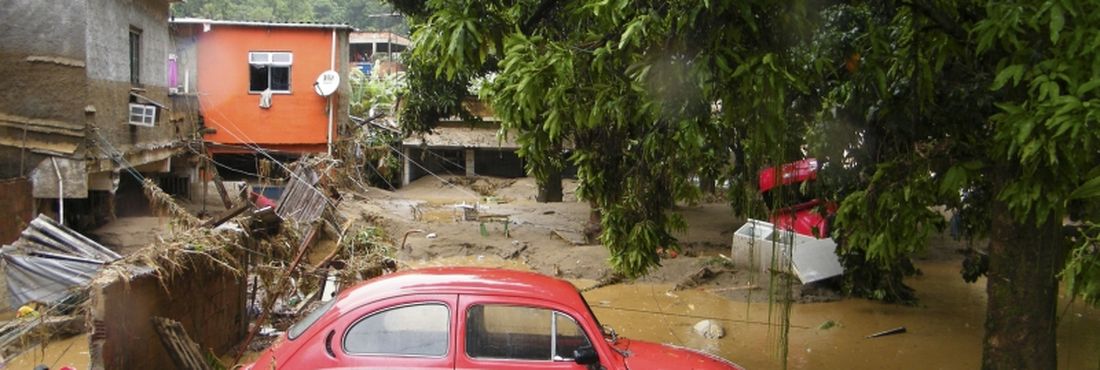 Casas foram destruídas pela força da correnteza e carros amontoados pelas ruas após as chuvas que atingiram o distrito de Xerém no município de Duque de Caxias (RJ) na madrugada desta quinta-feira (03)