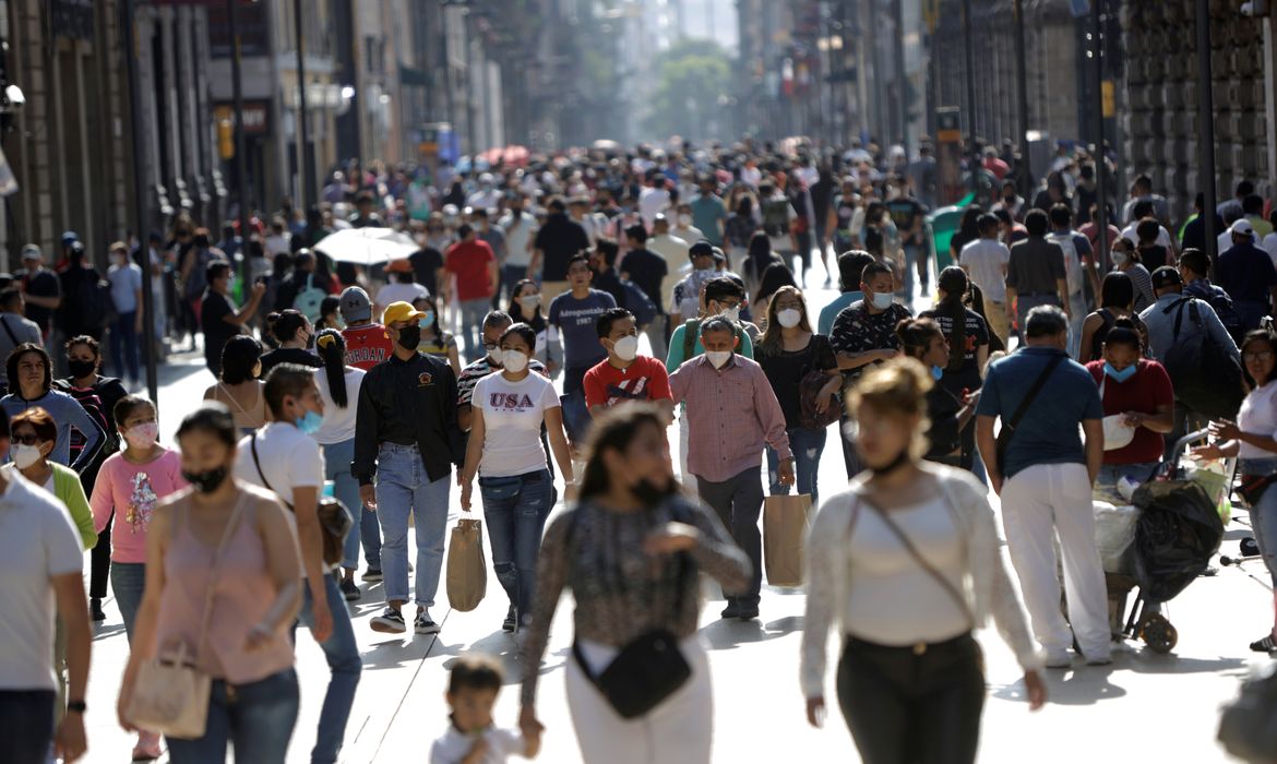 Pessoas perto da Praça Zocalo em meio à pandemia de Covid-19 na Cidade do México