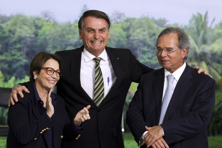 Valter Campanato/Agência Brasil A ministra da Agricultura,Tereza Cristina, o presidente Jair Bolsonaro, e o ministro da Economia, Paulo Guedes durante lançamento do Plano AgroNordeste
