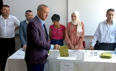 Erdogan da Turquia vota na eleição do Istabul