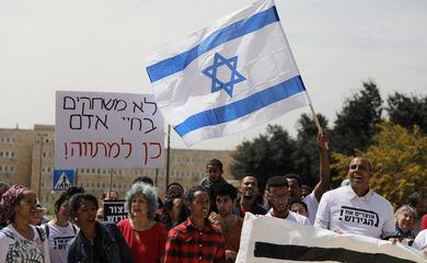 Imigrantes africanos e ativistas israelenses protestam contra o governo em Jerusalém