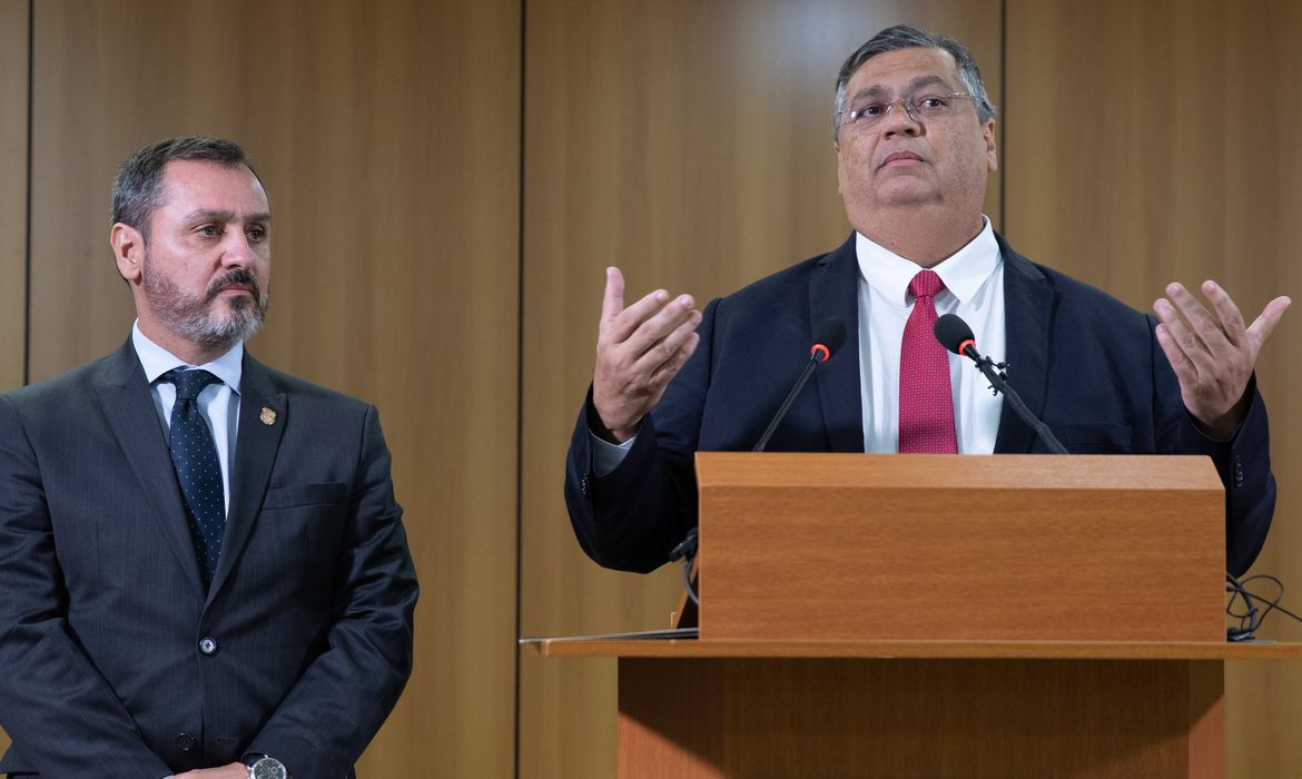 Brasília (DF) 20/03/2023 O ministro da Justiça, Flavio Dino, acompanhado do diretor da PF, Andrei Rodrigues, durante coletiva no Ministério da Justiça