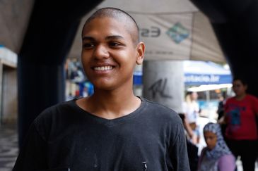 Tânia Rêgo/Agência Brasil Rio de Janeiro (RJ), 03/11/2024 - O candidato Willian Gabriel Lopes chega para primeira etapa do Exame Nacional do Ensino Médio (Enem) de 2024, na Universidade Estácio de Sá, no centro da cidade. Foto: Tânia Rêgo/Agência Brasil