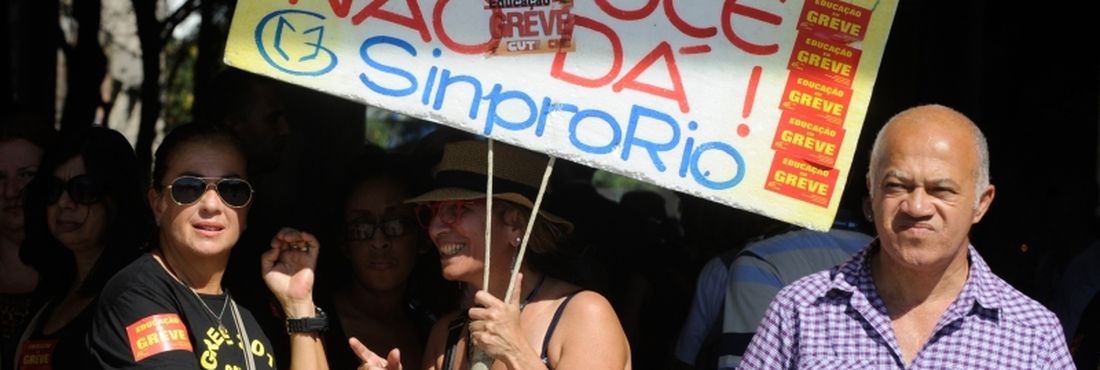 Rio de janeiro: Professores e funcionários da rede municipal de ensino decidiram hoje (26) pela continuidade da paralisação.