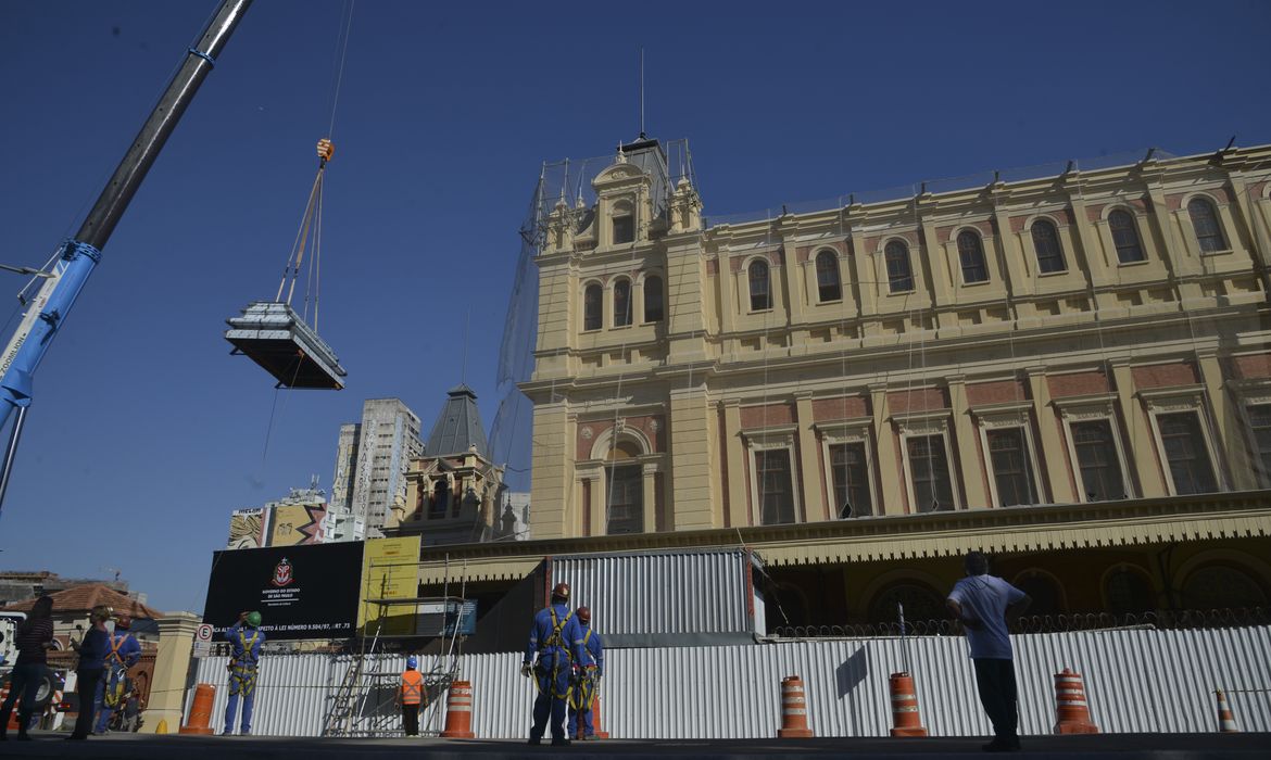 A Secretaria Estadual de Cultura finaliza a restauração do telhado do Museu da Língua Portuguesa e instala estrutura central da cobertura.