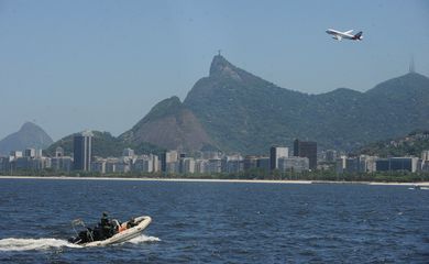 Rio de Janeiro - Marinha realiza simulação de operação de patrulha e inspeção naval (Tânia Rêgo/Agência Brasil)