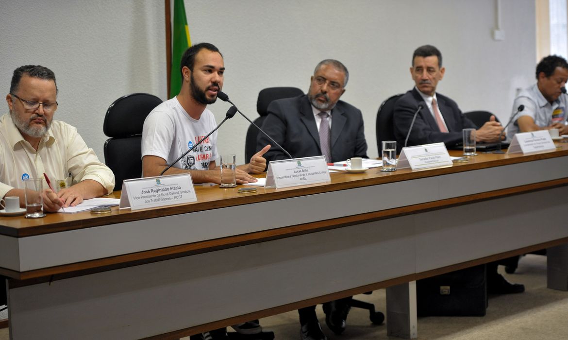 Lucas Brito, da executiva da Assembleia Nacional de Estudantes Livres, participa de audiência pública na Comissão de Direitos Humanos do Senado sobre a criminalização dos movimentos sociais (José Cruz/Agência Brasil)