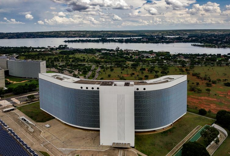 TSE determina isonomia após IA da Meta barrar imagens de Lula