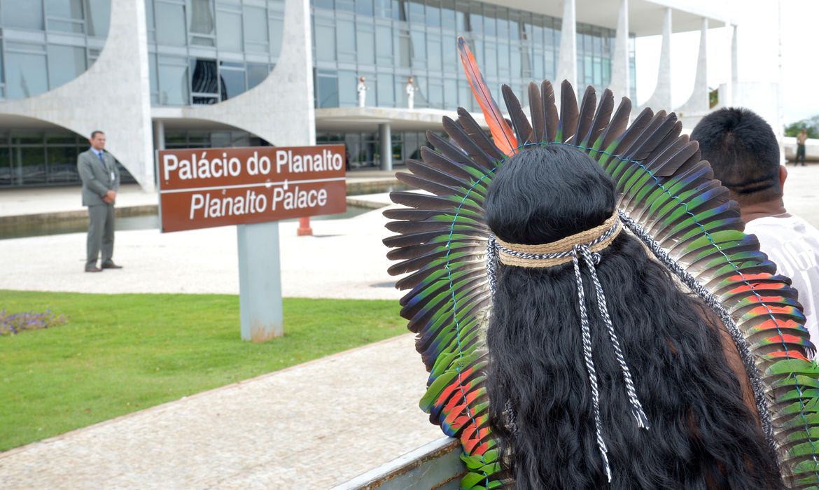 Em protesto em frente ao Planalto, Indígenas pedem infraestrutura nas escolas e o cumprimento da lei que garante a formação educacional com respeito aos valores tradicionais das comunidades (Wilson Dias/Agência Brasil)