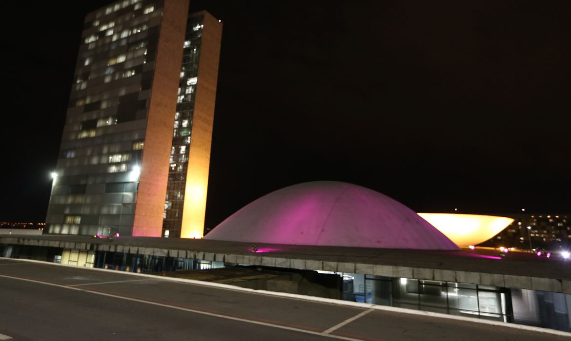 Brasília - Cúpula do Senado Federal iluminada na cor roxa em apoio à campanha de conscientização sobre o lúpus, que marca o Dia Mundial do Lúpus, no dia 10 maio (Valter Campanato/Agência Brasil)