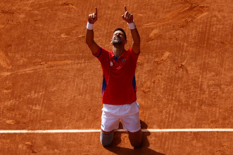 Paris 2024 Olympics - Tennis - Men's Singles Gold Medal Match - Roland-Garros Stadium, Paris, France - August 04, 2024. Novak Djokovic of Serbia celebrates after winning gold against Carlos Alcaraz of Spain. Reuters/Edgar Su/Proibida reproduo