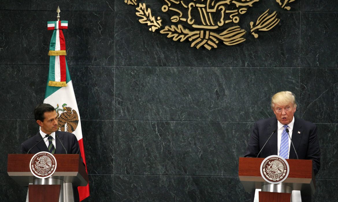 Presidente do México, Enrique Peña Nieto, e o candidato à presidência norte-americana pelo Partido Republicano, Donald Trump, em entrevista coletiva na Cidade do México