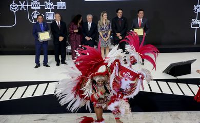 O presidente Michel Temer entrega medalha da Ordem do Mérito Cultural. Durante a cerimônia, os Bois-Bumbás Caprichoso e Garantido, se apresentaram e receberam o certificado de Patrimônio Cultural Brasileiro.