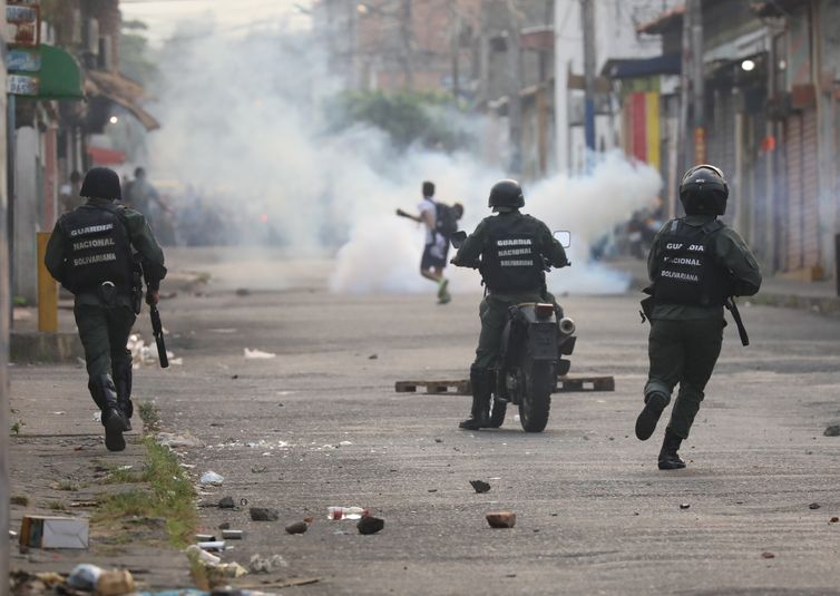 Forças de segurança venezuelanas chocam-se com manifestantes em Urena