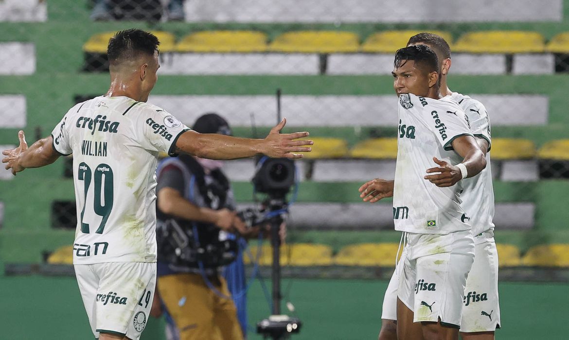 O jogador Rony, da SE Palmeiras, comemora seu gol contra a equipe do Defensa Y Justicia, durante partida válida pela final, ida, da Recopa, no Estádio Norberto Tito Tomaghello. (Foto: Cesar Greco)