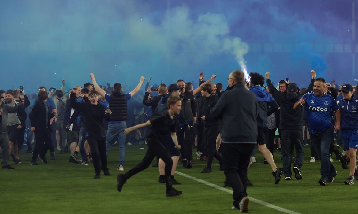 Torcedores do Everton invadem gramado do Goodison Park após partida contra o Crystal Palace para comemorar permanência na primeira divisão do Campeonato Inglês