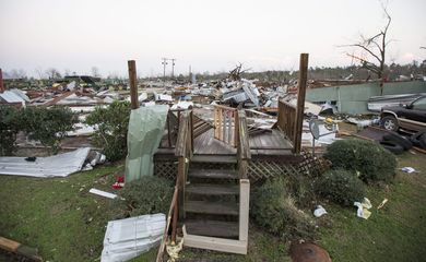 Estados Unidos – Tempestade e tornado no sul dos Estados Unidos. Na imagem, uma região da cidade de Adel, na Geórgia, onde sete pessoas morreram