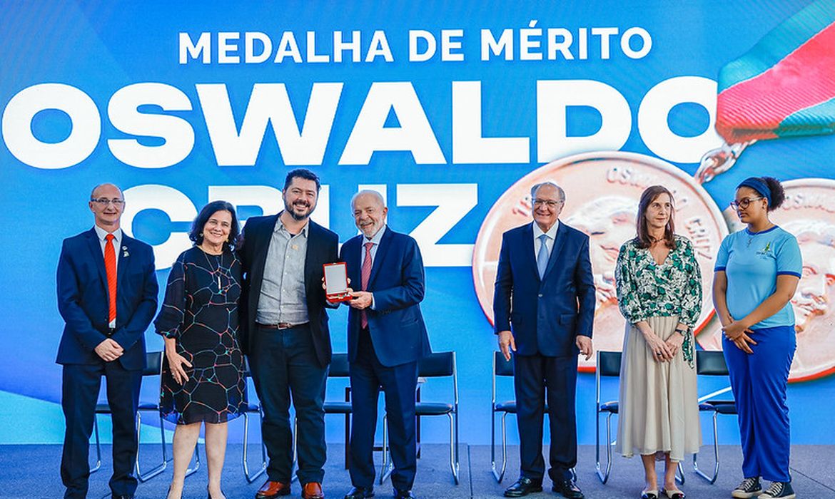 11.09.2024 - Presidente da República, Luiz Inácio Lula da Silva, durante a cerimônia de entrega da Medalha de Mérito Oswaldo Cruz, no Palácio do Planalto. Brasília - DF.

Foto: Ricardo Stuckert / PR