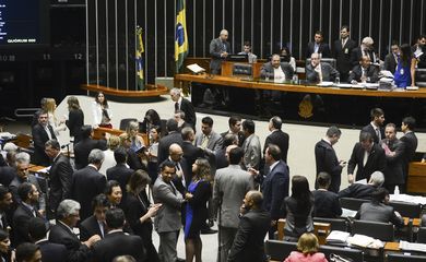 Brasília - O presidente da Câmara dos Deputados, Eduardo Cunha, durante votação de projetos que susta regra para cálculo da dívida dos estados e municípios com o governo federal (Antonio Cruz/Agência Brasil)