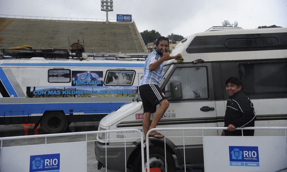 Com o Terreirão do Samba lotado, a Praça da Apoteose, no Sambódromo, foi aberta para acomodar os argentinos e seus carros, que continuam chegando para final da Copa do Mundo (Tânia Rêgo/Agência Brasil)