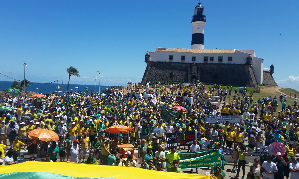 Salvador - Manifestação em Salvador contra a corrupção e pela saída da presidenta Dilma Rousseff (Sayonara Moreno/Agência Brasil)
