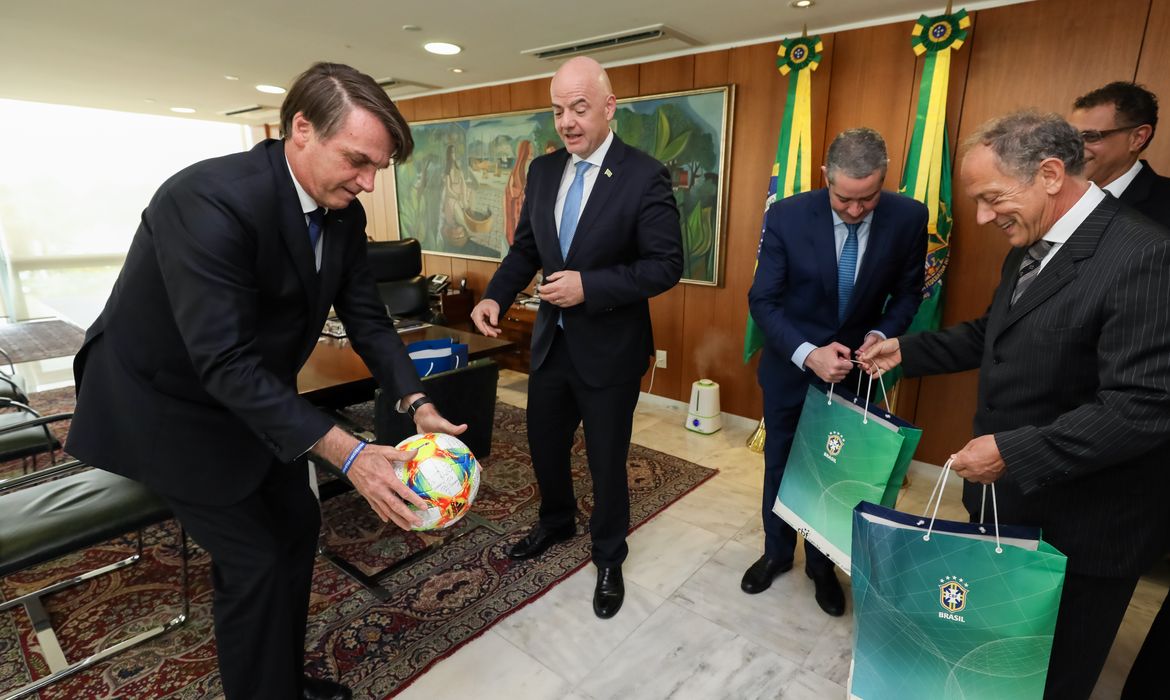 Presidente Jair Bolsonaro durante encontro com os presidentes da Fifa, Gianni Infantino, e da CBF, Rogério Caboclo, no Palácio do Planalto.