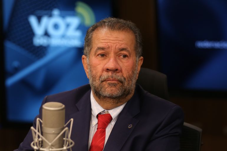 Ministro da Previdência Social, Carlos Lupi, na Voz do Brasil | Agência ...