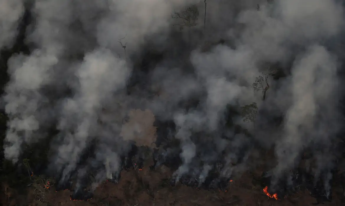 Nuvens de fumaça durante um incêndio em uma área da floresta amazônica perto de Porto Velho, Estado de Rondônia, Brasil, Brasil, 21 de agosto de 2019. REUTERS / Ueslei Marcelino