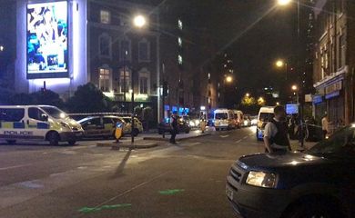 Polícia Metropolitana de Londres isola área próxima a London Bridge, onde uma Van atropelou vários pedestres