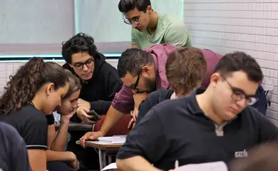 Brasília (DF), 24/10/2024 - Professor do colégio Galois, Samuel Rbeiro Costa, em sala de aula com alunos na preparação nos últimos dias antes da prova do Enem 2024.  Foto: José Cruz/Agência Brasil