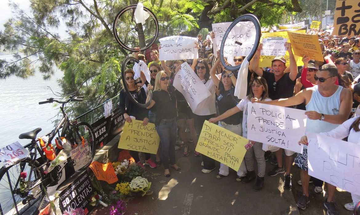 Manifestantes caminham no entorno da Lagoa Rodrigo de Freitas.Com cartazes pedindo paz e mais segurança, protestam pela morte do médico Jaime Gold, morto após ser esfaqueado por ladrões (Foto repórter Vladimir Platonow)