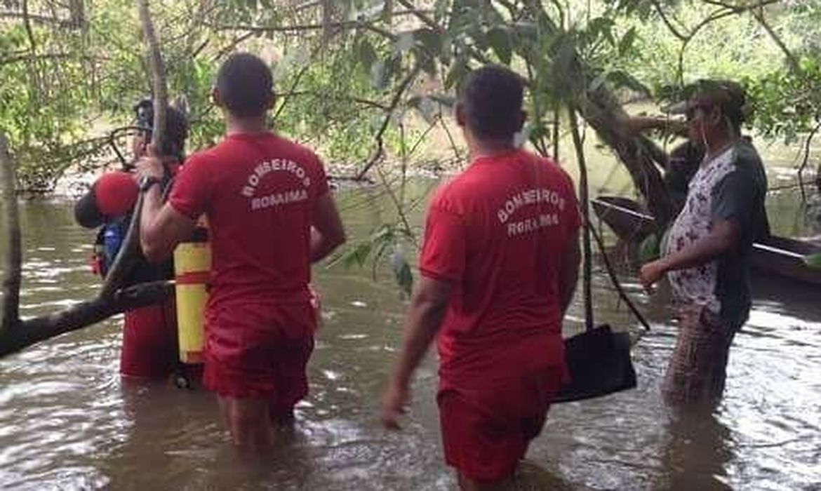 Corpo de Bombeiros busca vítimas de naufrágio em Roraima