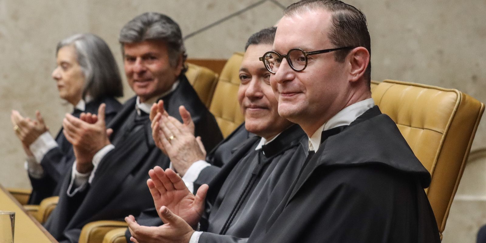 Cristiano Zanin é empossado no cargo de ministro do STF 3 Cristiano Zanin é empossado no cargo de ministro do STF